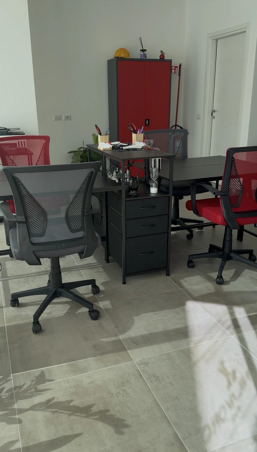 Dettaglio delle postazioni coworking con mobile rosso