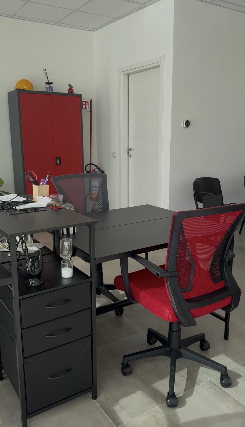 Postazione di lavoro con sedia rossa nella sede treffe