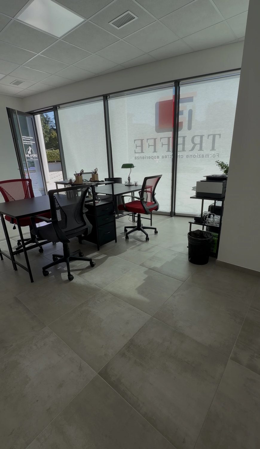 Postazioni di lavoro vicino alla vetrata